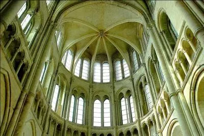 Qui fut couronné dans la cathédrale romane qui précéda la cathédrale actuelle de Noyon dans l'Oise ?