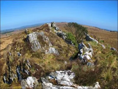 Quel est le point culminant de la Bretagne à 385 mètres d'altitude ?