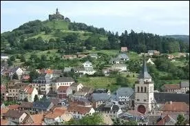 Je vous emmène à la découverte du village lorrain de Dabo. Connu pour son rocher (que vous voyez sur la colline au fond), il se situe dans le département ...