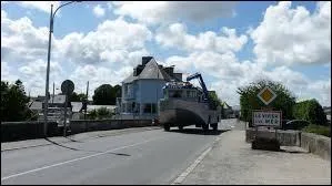 A l'instar de ce véhicule amphibie, nous traversons la commune du Vivier-sur-Mer. Village mytilicole Bretillien, il se situe en région ...