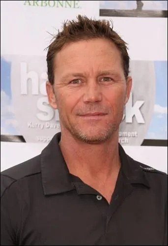 Léo se retrouve condamné à rester gelé jusqu'à ce que les soeurs Halliwell gagnent la grande bataille dans la saison 8. Quel est le titre de l'épisode où il se fait geler ?