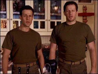 Dans l'épisode "Compagnons d'armes" de la saison 4, comment s'appellent les deux amis de Léo devenus des fantômes qui veulent se venger en tuant ses proches ?