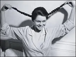 Quelle activité artistique la passionne dès sa jeunesse ?