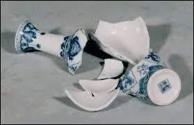 Ses parents étaient sévères ; en jouant avec sa sœur , celles-ci brisent un vase de valeur ; quelle fut leur punition ?