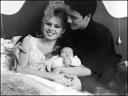 Sur quelle tournage va-t-elle rencontrer Jacques Charrier avec qui elle va avoir un fils et qui sera son second mari en 1959 ?