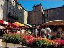 Bastide royale sur les rives de l'Aveyron, elle attire les habitants et les touristes pour son superbe marché du jeudi matin.