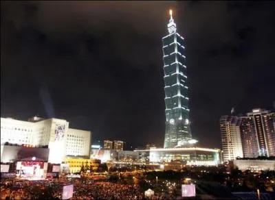 La tour Taipei 101, inaugure dbut 2004, a t le plus haut gratte-ciel du monde jusqu'au 21 juillet 2007. Quelle est sa hauteur ?