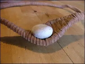 Quand l'élingue n'est pas un cordage, un anneau ou une boucle, que désigne-t-elle originellement ?