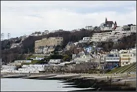 Je vous emmène à Sainte-Adresse. Station balnéaire dans l'agglomération du Havre, elle se situe en région ...