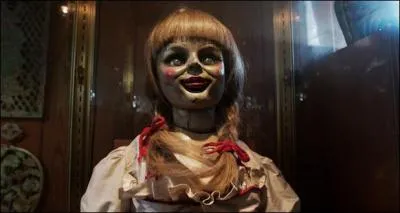 Dans "Conjuring", comment s'appelle la poupée que l'on voit au début du film ?
