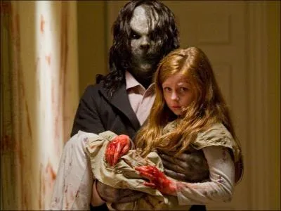 Dans Sinister, le Bagul hypnotise...