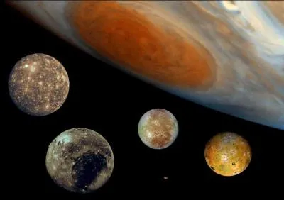 Qui a découvert les quatre premiers satellites de Jupiter ?