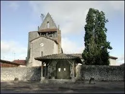 Je vous emmène à Pompogne. Village aquitain connu pour son pin qui pousse sur le clocher de l'église, il se situe dans le département ...
