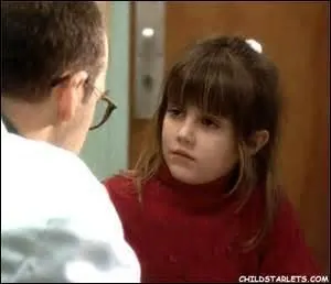 Le nom de famille de cette petite fille est la traduction d'une couleur en anglais. Laquelle ?