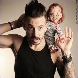 Sur l'image c'est son frère, il est moins connu que son petit frère, mais il lui a fait découvrir l'album d'un grand chanteur, il lui a fait découvrir l'album "Bad". Il est actuellement musicien et chanteur pour celui-ci.