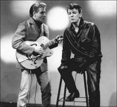 Quel autre grand chanteur de rock'n'roll, grand ami de Gene Vincent, décédé en 1960 dans un accident de voiture, se tient aux côtés de Gene Vincent sur cette photo  ?