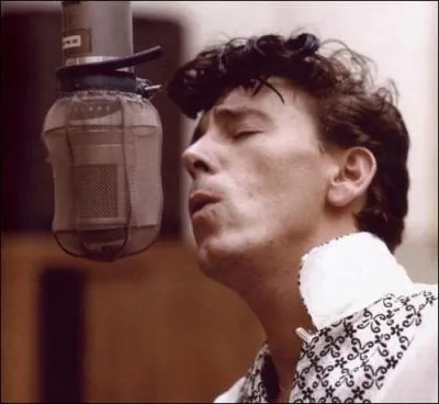 En 1955, un grave accident de moto faillit lui coûter un membre. Il en gardera des séquelles toute sa vie. De quel membre a-t-il failli être amputé  ?