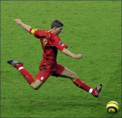 Contre quel club Steven Gerrard a-t-il fait ses débuts en professionnel en novembre 1998 avec le maillot de Liverpool ?