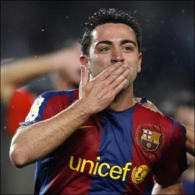Avec quel entraîneur Xavi, joueur mythique du FC Barcelone, a-t-il commencé à jouer en équipe première ?