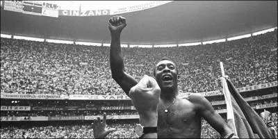 De quel club brésilien Pelé a-t-il porté les couleurs de 1956 à 1974 ?