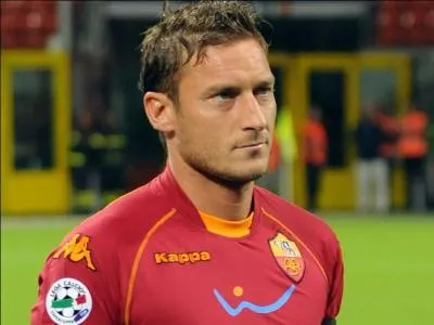 Quel geste technique est souvent associé à Francesco Totti, joueur indispensable de la Roma depuis 1993 ?