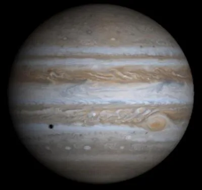 Ah, voilà qu'il fait trop chaud, maintenant. Eloignons-nous.
Nous voici maintenant sur la plus grosse de toutes les planètes du système solaire ! Vous pouvez voir la célèbre "Grande Tache Rouge", qui fait à elle seule trois fois la taille de la Terre ! Je parle bien entendu de...