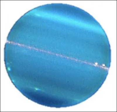 Allons voir maintenant notre troisième planète gazeuse. Plutôt discrète par rapport aux autres planètes, elle reste peu dense et il y fait très froid à cause de sa distance au soleil, mais... est très belle aussi ! C'est...