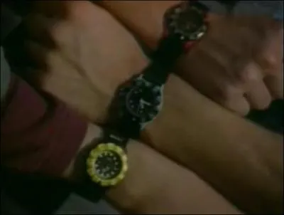 Pour que le personnage principal puisse proclamer sa réplique culte "Synchronisation des montres", il faut que ses copains et lui portent ces fameuses montres ! Élémentaire, mon cher Kubiak ! De quelle série s'agit-il ?