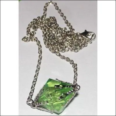 Dans la série "Smallville", à qui appartient ce pendentif, qui est en fait un morceau de météorite ?