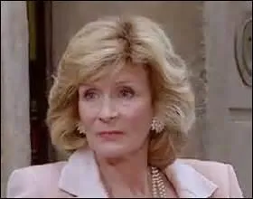 Cette femme tombe éperdument amoureuse de Roland, comment s'appelle-t-elle ?