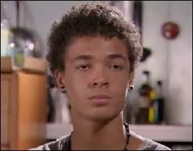 Frère de Thérèse, cet adolescent est difficile... Trouverez-vous son nom ?