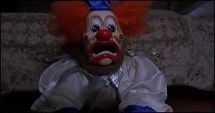 Qui se fait attaquer par le clown ?
