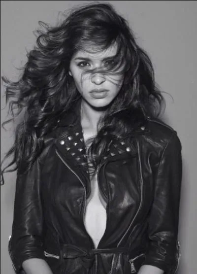 Lors d'un diner romantique Aymeric, qui a été exclu de Secret Story, a offert à Leila une robe. Quelle est sa couleur ?