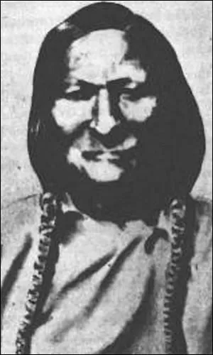 Ce clan Cheyenne subit un massacre à deux reprises, la première fois en 1864 à Sand Creek, la seconde en 1868 sur les bords de la Washita River. Ce dernier donnant d'ailleurs lieu à une adaptation cinématographique pour les besoin du film Little Big Man avec Dustin Hoffman.
Comment s'appelait le chef historique de ce clan  ?
