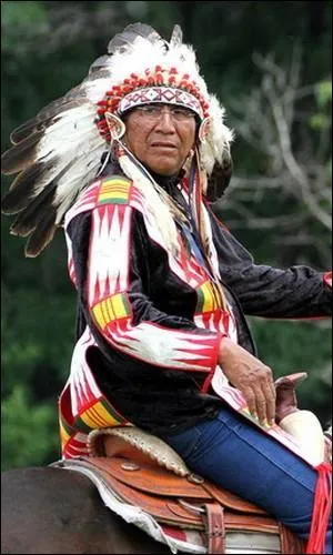 La pipe sacrée est l'un des éléments clés de la culture et de la religion des Lakotas. Cette pipe leur aurait été donnée il y a plus de 400 ans par la "Femme Bison Blanc". Quel chef actuel est le 19ème gardien de cette pipe  ?