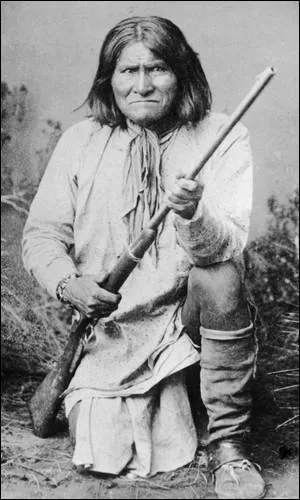 Qui est le grand chef Apache que l'on peut voir sur cette photo ?