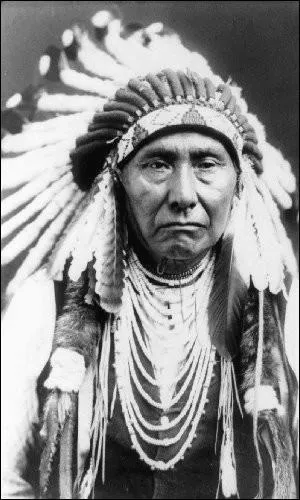 Sous quel nom était plus connu Hinmaton-Yalatkit, le grand chef qui était à la tête de la nation des Nez Percés lors de la guerre que l'armée mena contre eux en 1877  ?