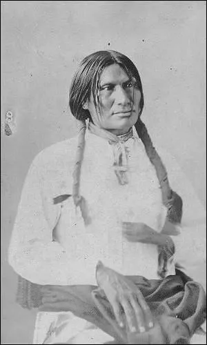 Le 29 décembre 1890 eut lieu le dernier grand massacre d'Amérindiens aux USA. Le 7ème régiment de cavalerie encercla et anéantit un clan de Lakotas (Sioux) à Wounded Knee dans le Dakota du Sud. Près de 300 hommes, femmes et enfants furent massacrés ce jours là. Quel était le chef Lakota qui était à la tête de ce clan et qui périt ce jour là au milieu des siens  ?