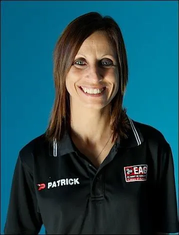 Quel est le prénom de l'entraîneuse de l'équipe féminine ?