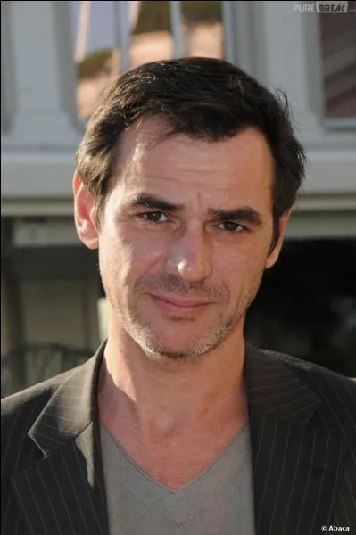 Il s'appelle Jérôme Bertin en vrai et .................... dans "Plus belle la vie".