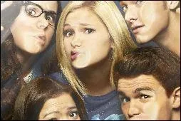 Dans "C'est pas moi", quel personnage est joué par Olivia Holt ? Lequel par Piper Curda ?