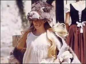 Que laisse tomber Peau d'âne dans le gâteau qu'elle confectionne au prince ?