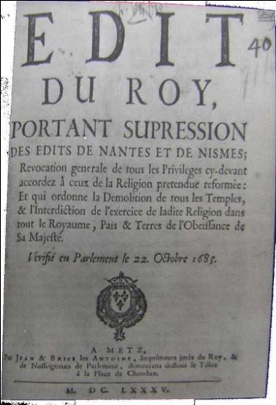 En 1685, quel célèbre édit Louis XIV révoque-t-il et qui accordait une certaine liberté religieuse aux protestants ?