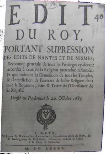 En 1685, quel célèbre édit Louis XIV révoque-t-il et qui accordait une certaine liberté religieuse aux protestants ?