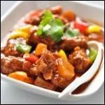 Ce plat est constitué de viande caramélisée, de légumes, de fruits et d'une sauce sucrée et acidulée.