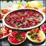 La principe de ce plat est de faire cuire les aliments dans un bouillon avec un mélange constitué d'herbes et d'épices.