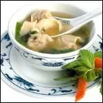 Ce plat est une soupe à base de ravioli.