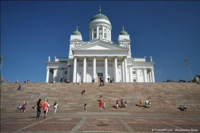 Combien de couleurs compte le drapeau finlandais ?