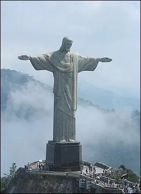 Comment s'appelle cette célèbre statue à Rio de Janeiro ?