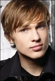 Quel acteur interprète Peter Pevensie dans le monde de Narnia ?